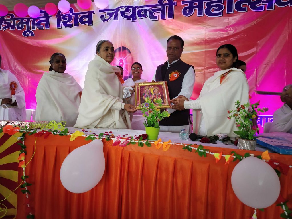 टूंडला (रामनगर):  त्रिमूर्ति शिव जयंती महोत्सव तथा सेवा केंद्र का  वार्षिकोत्सव मनाया