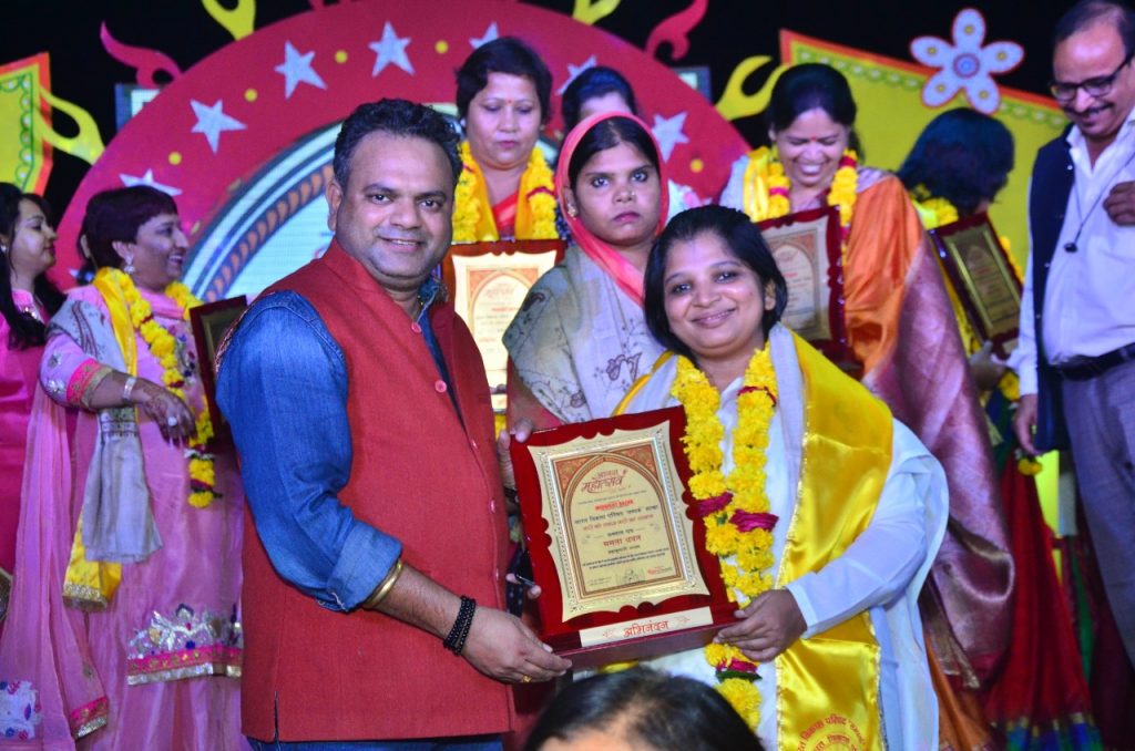 Agra-Pipalmandi Brahma Kumaris- 'नारी को सलाम नारी का सम्मान' कार्यक्रम' में ममता बहन का हुआ सम्मान