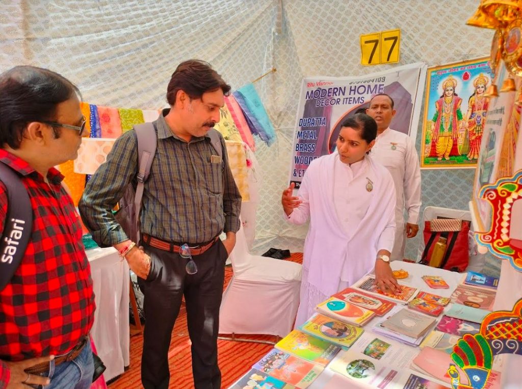 आगरा क्लब ग्राउंड पर शुरू हुई हस्तकला प्रदर्शनी: 125 स्टाल पर उमड़ी भीड़