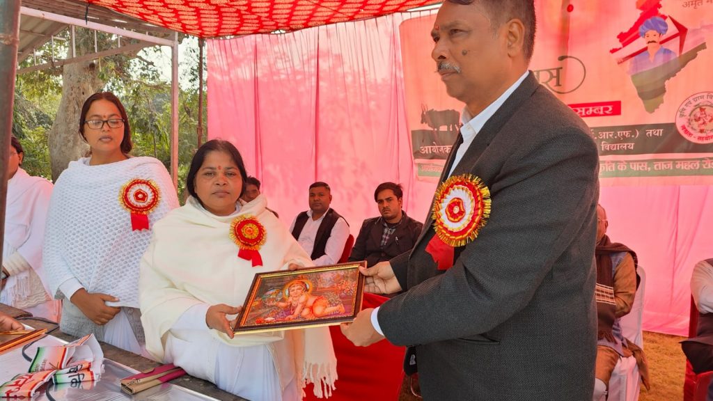 आगरा म्यूज़ियम के विमल स्तंभ पर राष्ट्रीय किसान दिवस मनाया गया।
