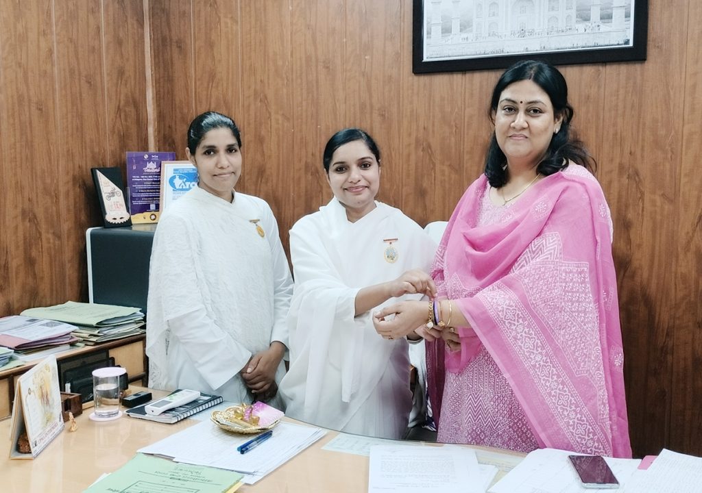 क्षेत्रीय पर्यटन अधिकारी, आगरा और अलीगढ़ डिवीजन (उत्तर प्रदेश पर्यटन) को राखी बांधी