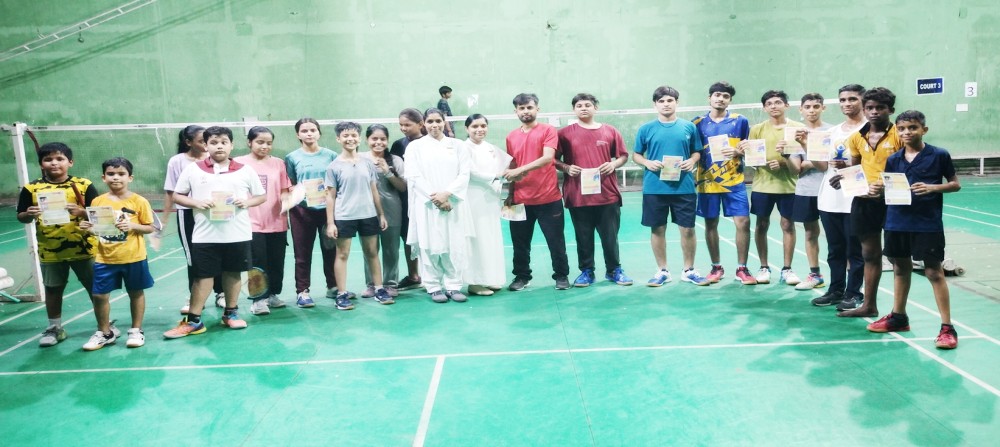 आगरा के एकलव्य स्पोर्ट्स स्टेडियम में इंटरनैशनल कोच और खिलाड़ियों को राखी बांधी गई