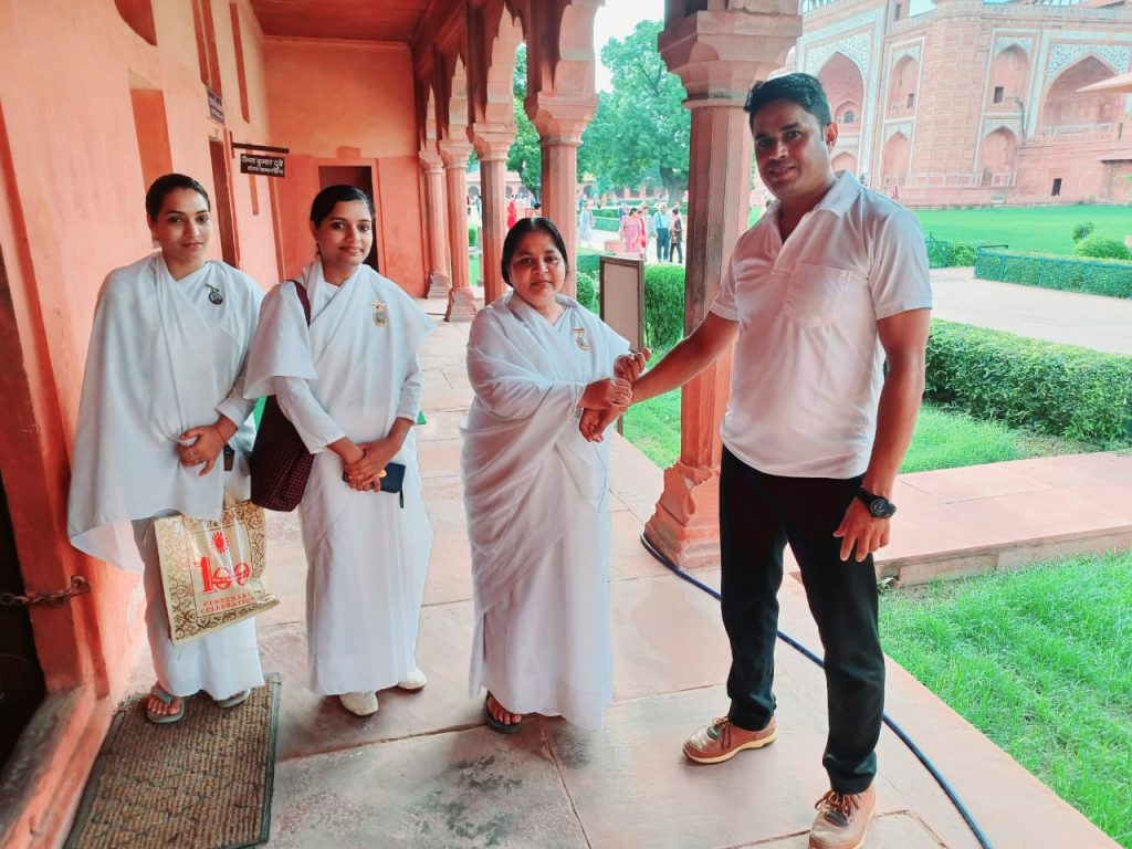 ताज महल में सीआईएफ जवानों और पुलिस कर्मचारियों को राखी बांधी गई
