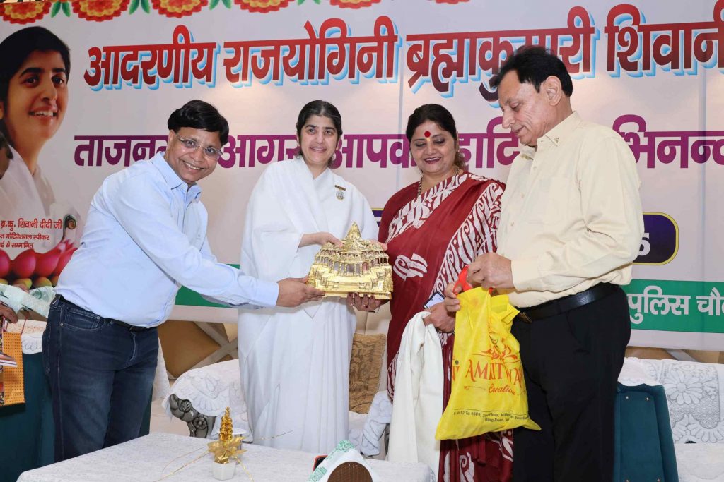 आगरा में 'भाग्य की कलम आपके हाथ में है' विषय पर बीके शिवानी का आध्यात्मिक व्याख्यान